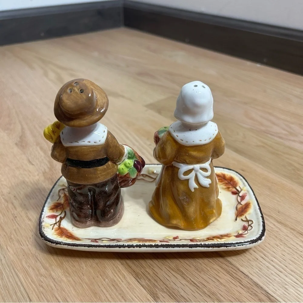 Pilgrim Salt & Pepper Shaker Set Bella Casa Ganz Vintage Ceramic Thanksgiving